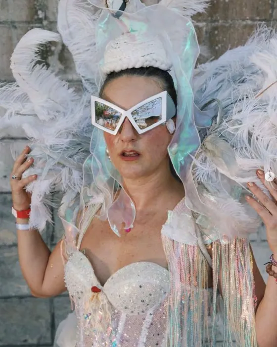 Traje de plumas blancas y gafas