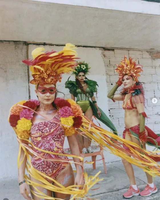 Bailarinas con tocados de flores y cintas