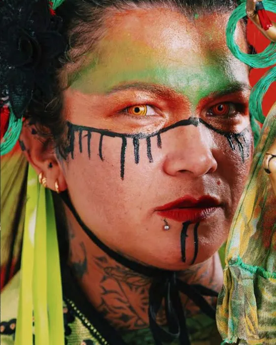 Retrato con maquillaje de carnaval