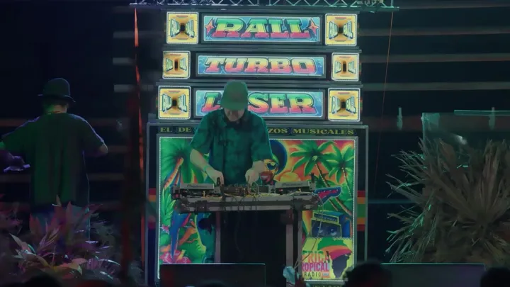 DJ en la tarima Rally Turbo Laser