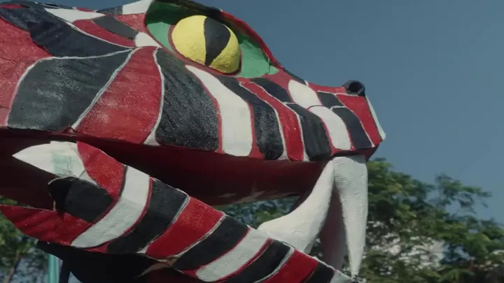 Máscara de serpiente pintada en rojo, negro y blanco